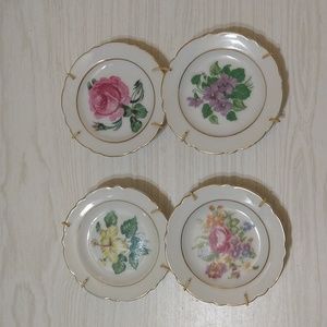 Vintage Pair of 4 Small Floral Decorative Plates with Gold Trim Made In Japan